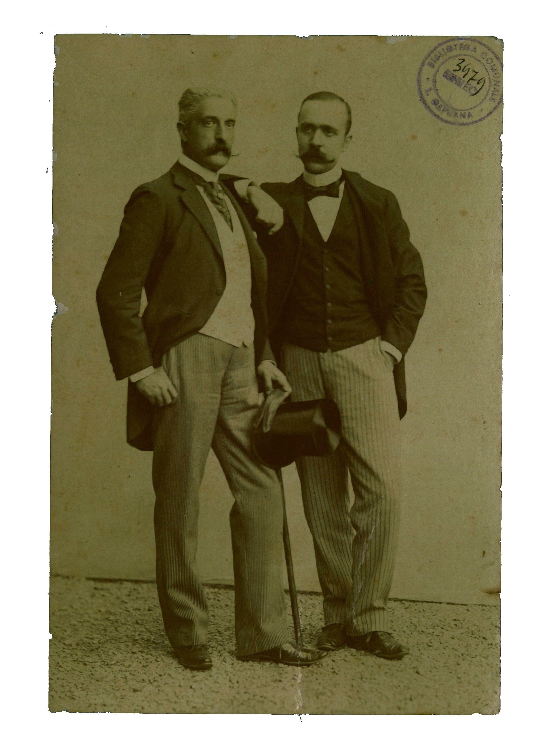 G. Verga e F. De Roberto in piedi (fronte)